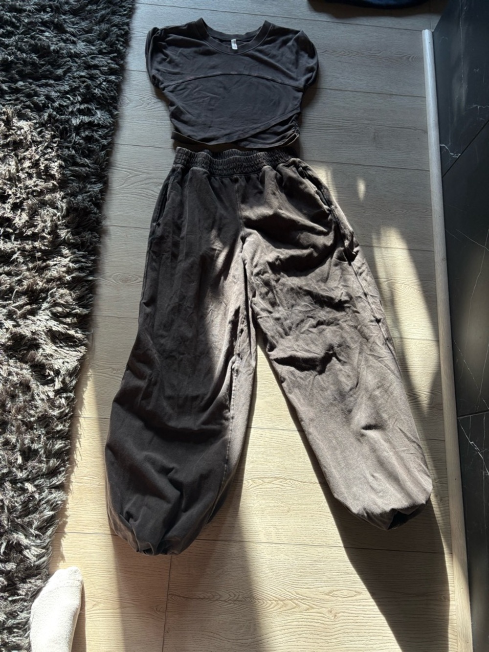 Hot shot crossover set 

Free people Dark Charcoal Two-Piece Lounge Set - Picture 2 of 3